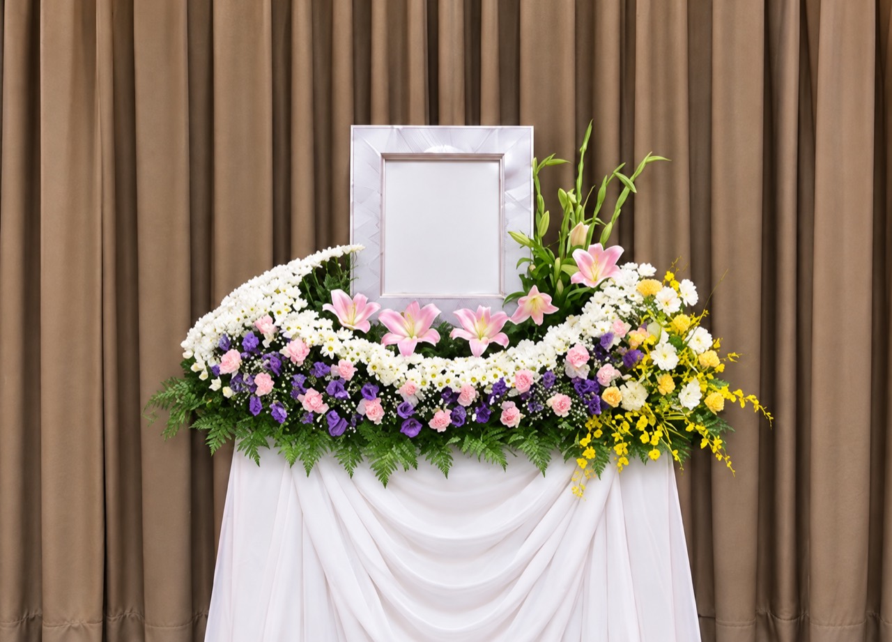 白やピンクの花を飾った家族葬の祭壇例