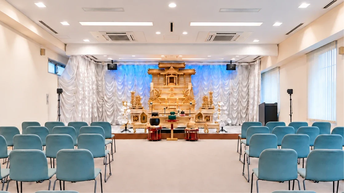 白木祭壇と椅子席を備えた2F・5F葬儀室